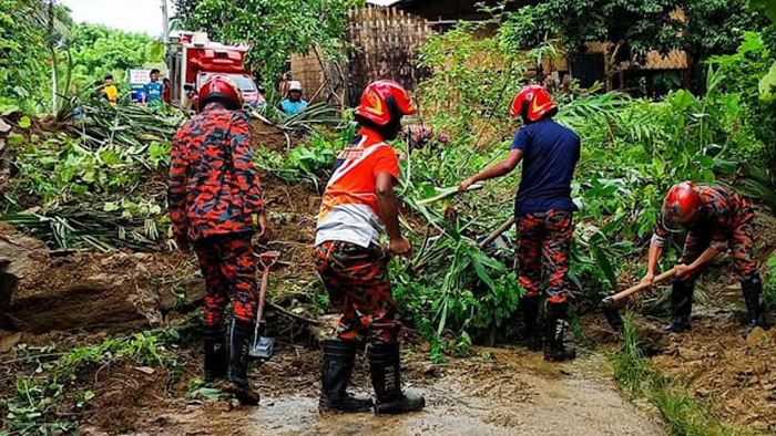 সাজেকে পাহাড় ধসে সড়ক বন্ধ, আটকে আছে ৪ শতাধিক পর্যটক