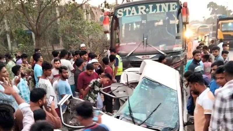 কুমিল্লায় বাস ও প্রাইভেটকারের মুখোমুখি সংঘর্ষে একই পরিবারের ৪ জনসহ নিহত ৫