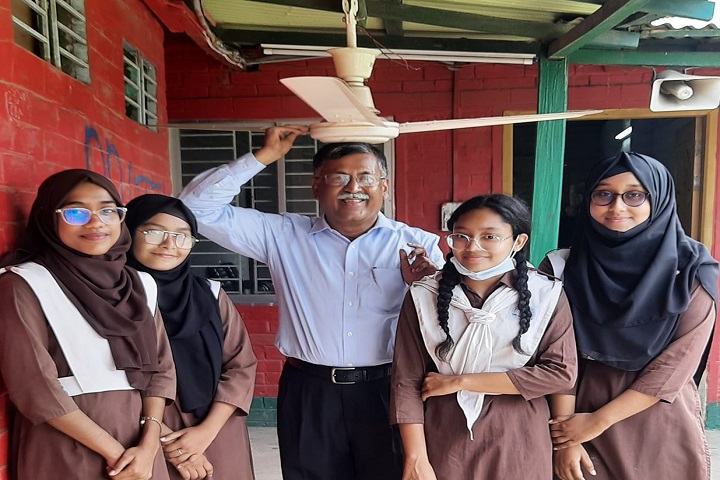 শিক্ষার্থীদের অভিযোগ শুনে অধ্যক্ষের ব্যতিক্রমী কাণ্ড, হলেন প্রশংসিত
