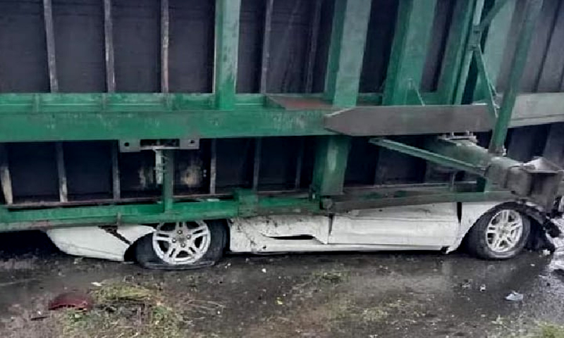 সীতাকুণ্ডে প্রাইভেটকারের ওপর কাভার্ডভ্যান, অলৌকিকভাবে বাঁচলেন ৪ যাত্রী