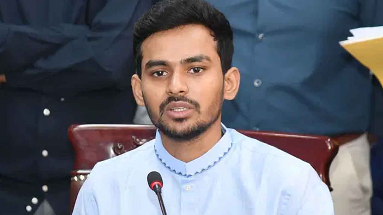 সেফ এক্সিট নিয়ে এবার উপদেষ্টা আসিফের ফেসবুক পোস্ট