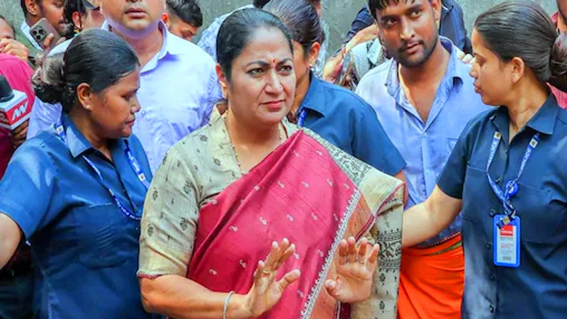 দিল্লির মুখ্যমন্ত্রী নিজ বাসভবনে হামলার শিকার, গ্রেপ্তার ১