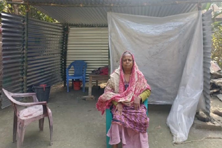 ছেলের ফ্ল্যাটে জায়গা হয়নি মায়ের, থাকেন ছাপড়ায়