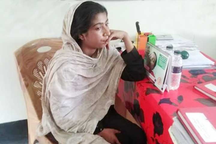 নওগাঁয় টাকার ব্যাগ নিয়ে পালাতে গিয়ে,  নারী ছিনতাইকারী আটক