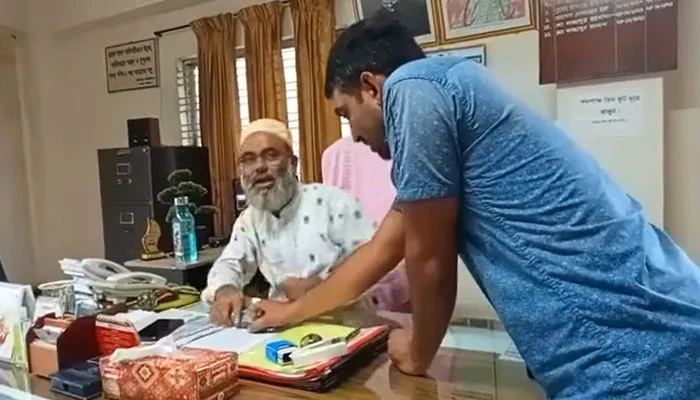 ঘুষ গ্রহণের ভিডিও ভাইরালের পর, পল্লী বিদ্যুতের ডিজিএমকে বরখাস্ত