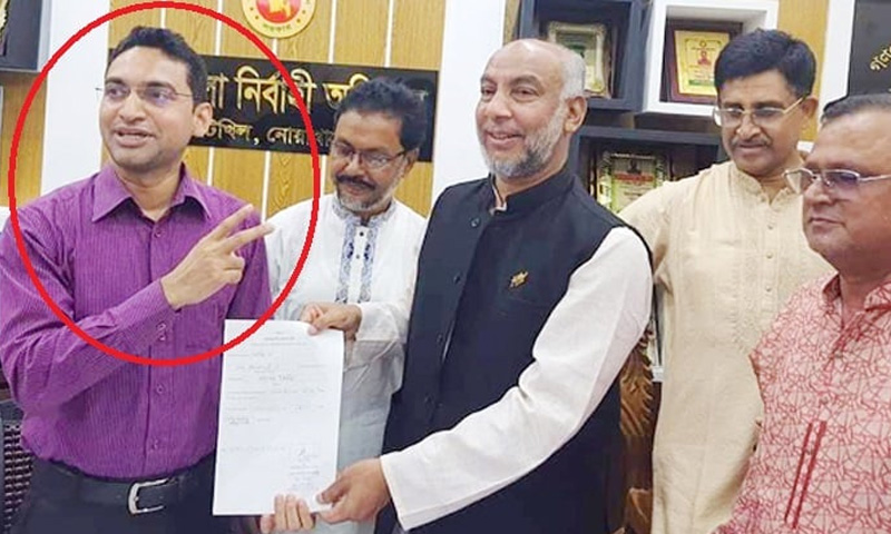 ‘ভি-চিহ্ন’ দেখিয়ে তোপের মুখে ইউএনও
