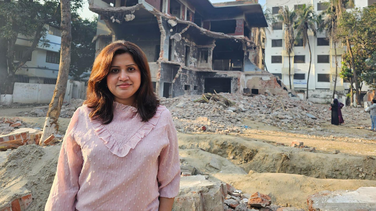 ধানমন্ডি ৩২-এ ভাঙা বাড়ির সামনে ছবি তুলে যা বললেন ন্যান্সি