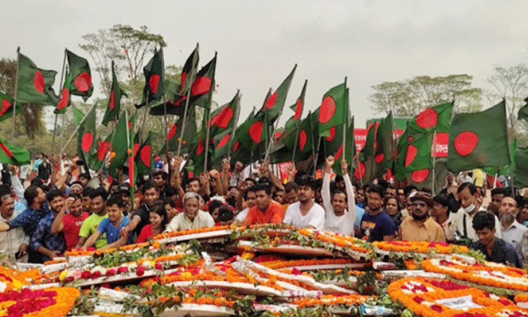 স্মৃতিসৌধে সর্বস্তরের মানুষের শ্রদ্ধা