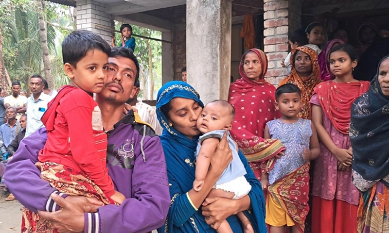রাস্তার পাশে পরিত্যক্ত ব্যাগে মিললো চুরি হওয়া শিশু