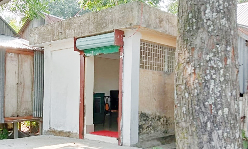  সরকারি শৌচাগার ভেঙ্গে দলিল লেখকের চেম্বার