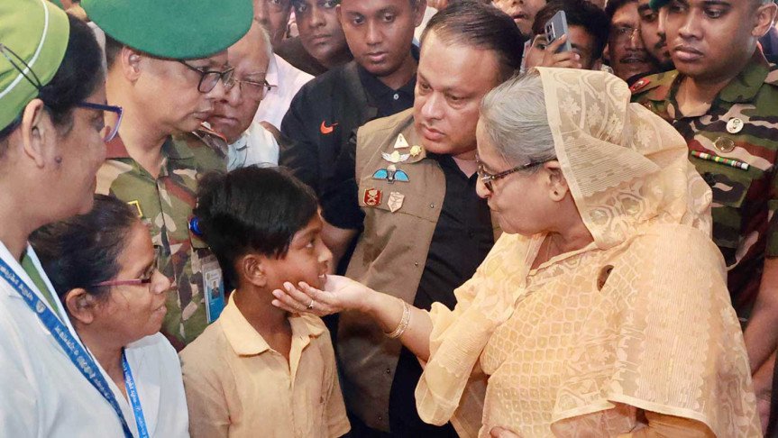 অসহায় শিশু রাব্বির দায়িত্ব নিলেন প্রধানমন্ত্রী