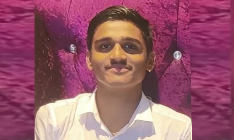 বেতন ১৩ হাজার, প্রেমিকাকে দিলেন ২১ কোটির ফ্ল্যাট চড়েন বিএমডব্লিউতে