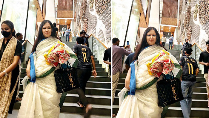 আড়ংয়ে ফ্রি ব্যাগ না পেয়ে ক্ষুব্ধ রুমিন ফারহানা, হাতে কাপড় নিয়ে শোরুম ত্যাগ 