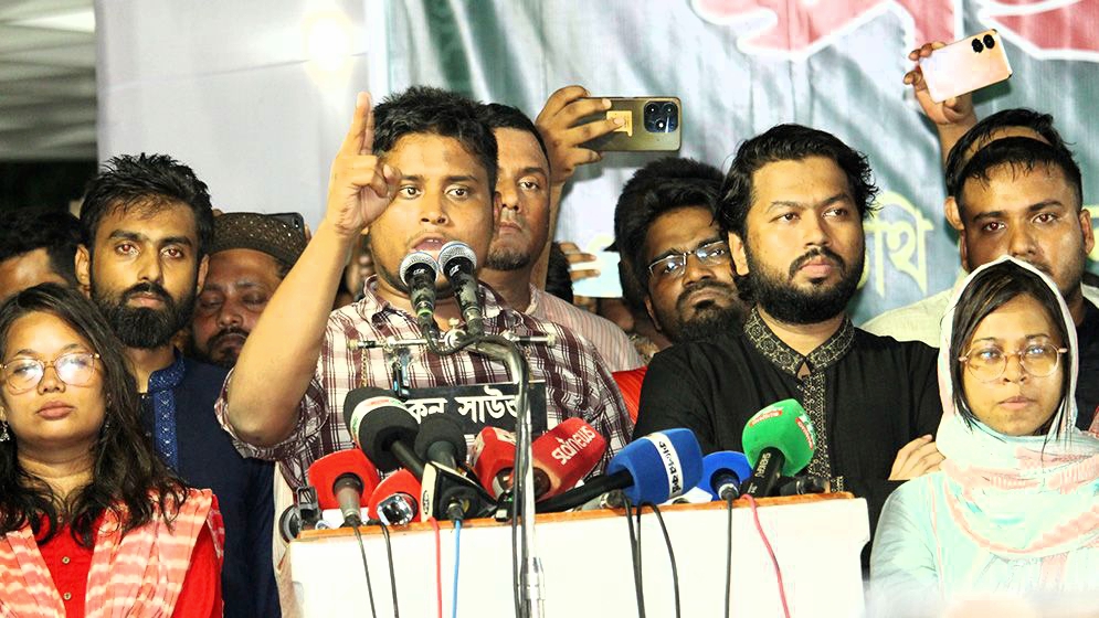 ডিসি-এসপিরা ‘চিপায় পড়ে’ ভালো ব্যবহার করছেন: হাসনাত