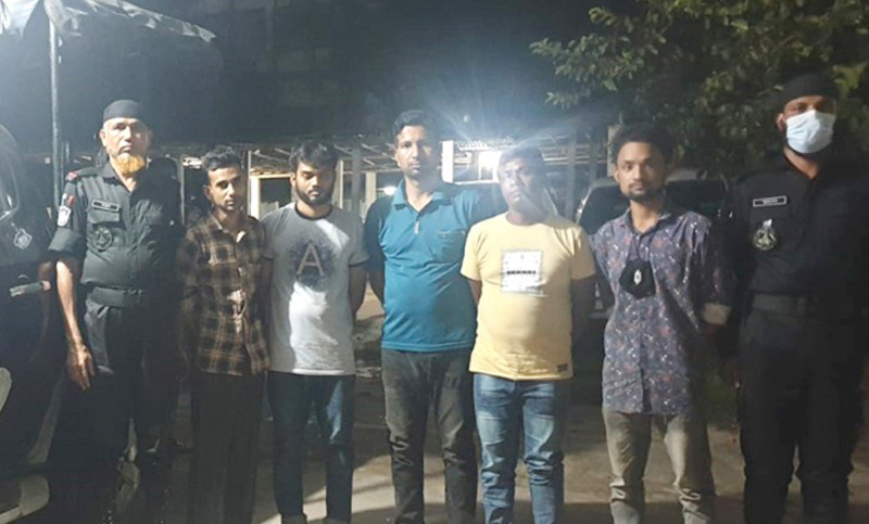 জয়পুরহাটে দোকানে বসে পর্নো ভিডিও তৈরি! র‍্যাবের হাতে ধরা
