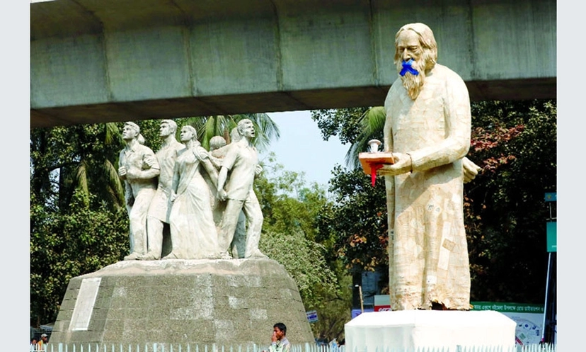 টিএসসিতে কবিগুরুর মুখে স্কচ টেপ, বইয়ে পেরেক! কী বার্তা দেয়?