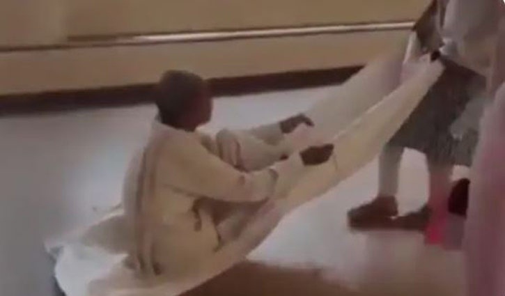 স্ট্রেচার নেই, কাপড়ে বসিয়ে টেনে নিয়ে যাওয়া হচ্ছে রোগীকে