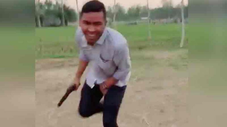 পিস্তল হাতে বাবু চেয়ারম্যানের ছেলের ছবি ভাইরাল, গ্রেফতার হননি এখনও