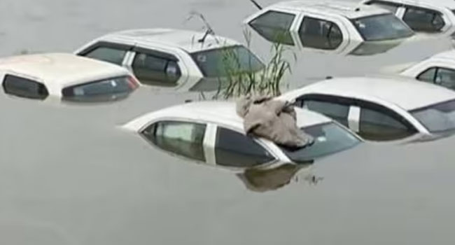 ভারতে বন্যা, ডুবল ৪০০ গাড়ি
