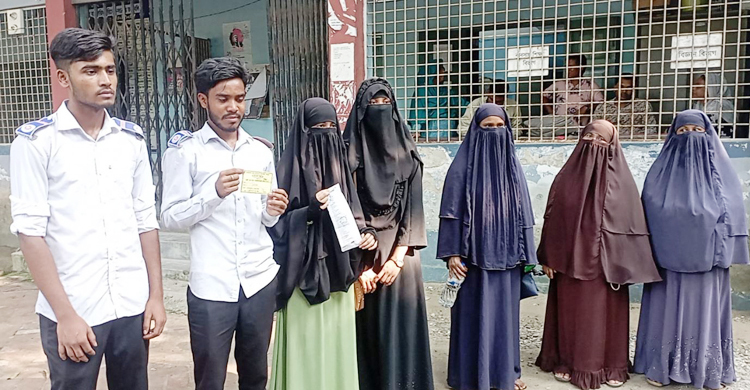 পরীক্ষার দিনে জানতে পারলেন তাদের ভর্তিই ভুয়া