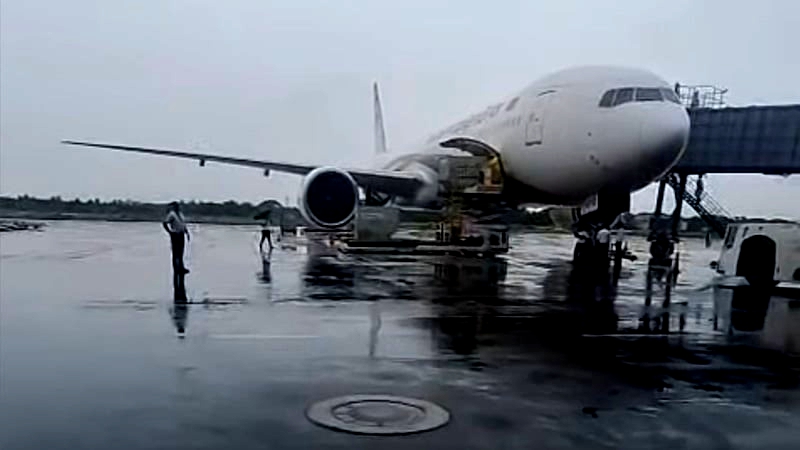 শাহ আমানতের রানওয়েতে বিমানে যান্ত্রিক ক্রটি: অল্পের জন্য রক্ষা পেলেন ৩৮৭ যাত্রী